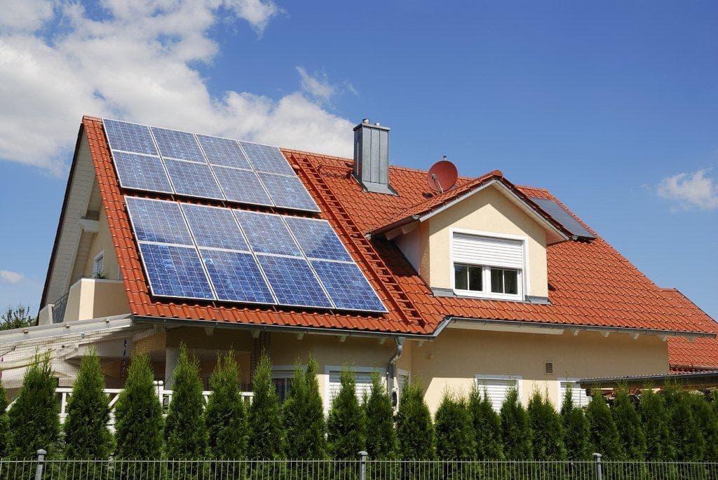 A nyáron több mint százmilliárdos, uniós forrású támogatást hirdetne a kormány háztáji napelemek és elektromos fűtési rendszerek telepítésére.